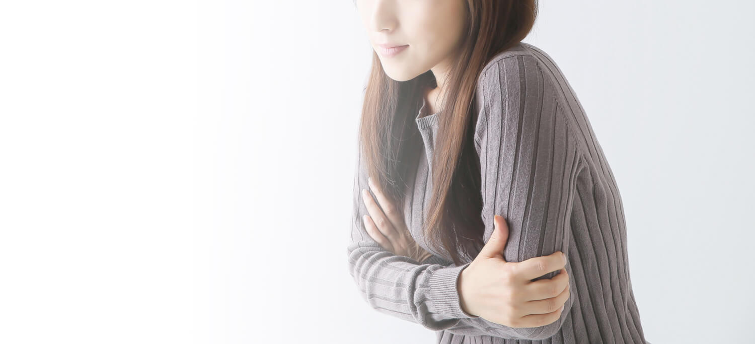 寒がっている女性