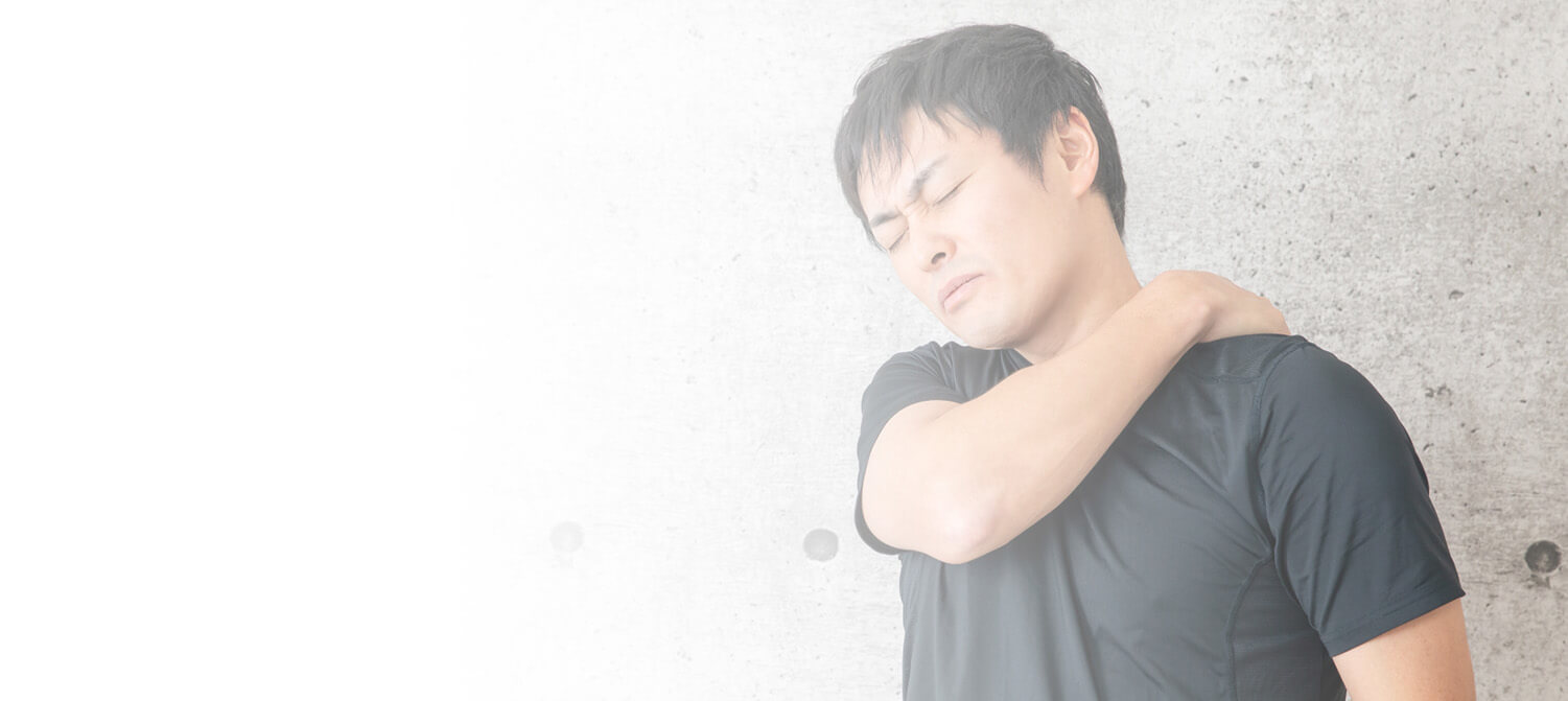 肩が凝っている男性